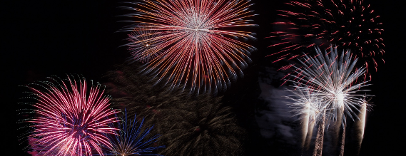 Billede af fyrværkeri mod en sort nattehimmel